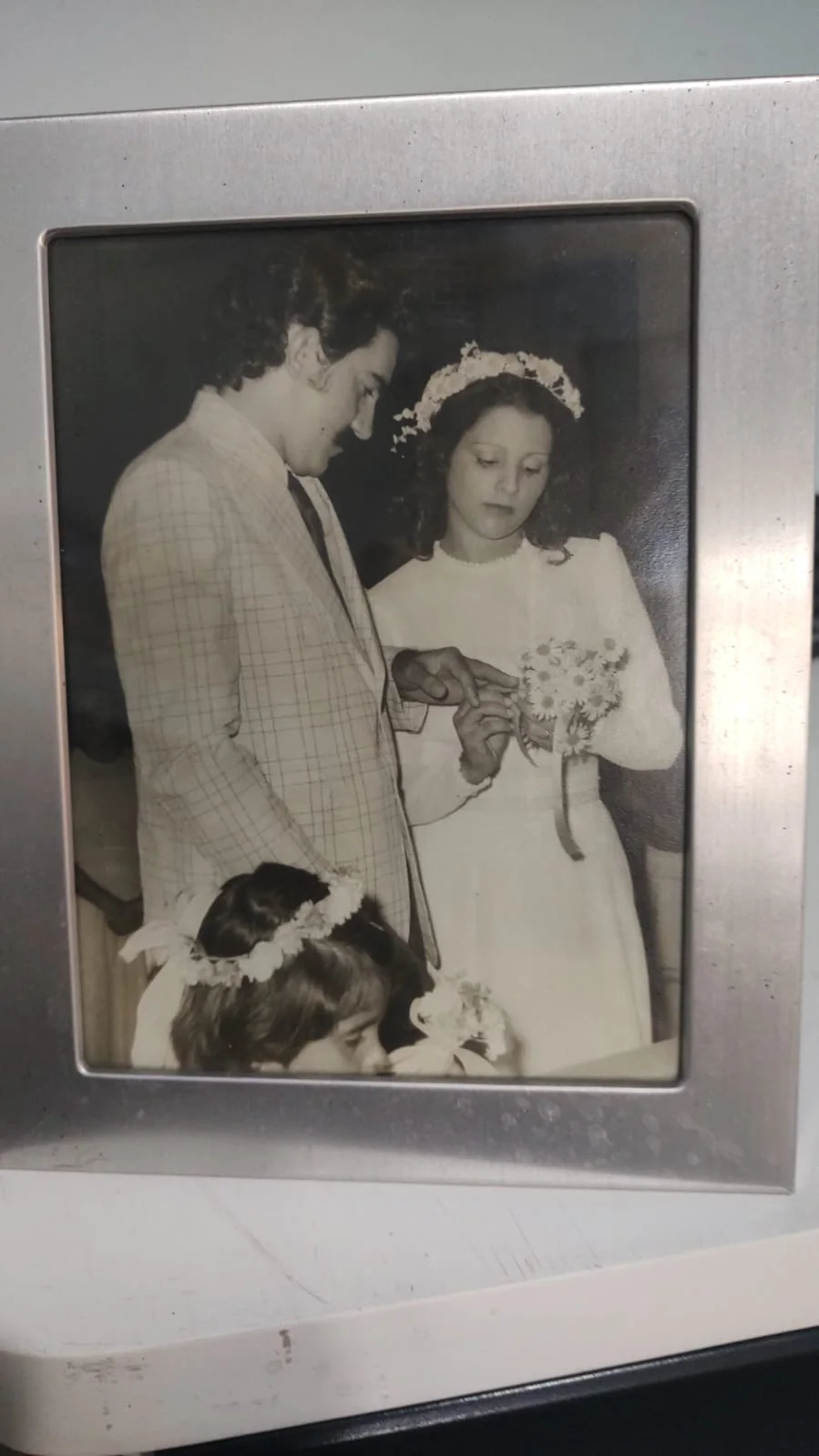 Fotografia original de casamento dentro de porta-retrato