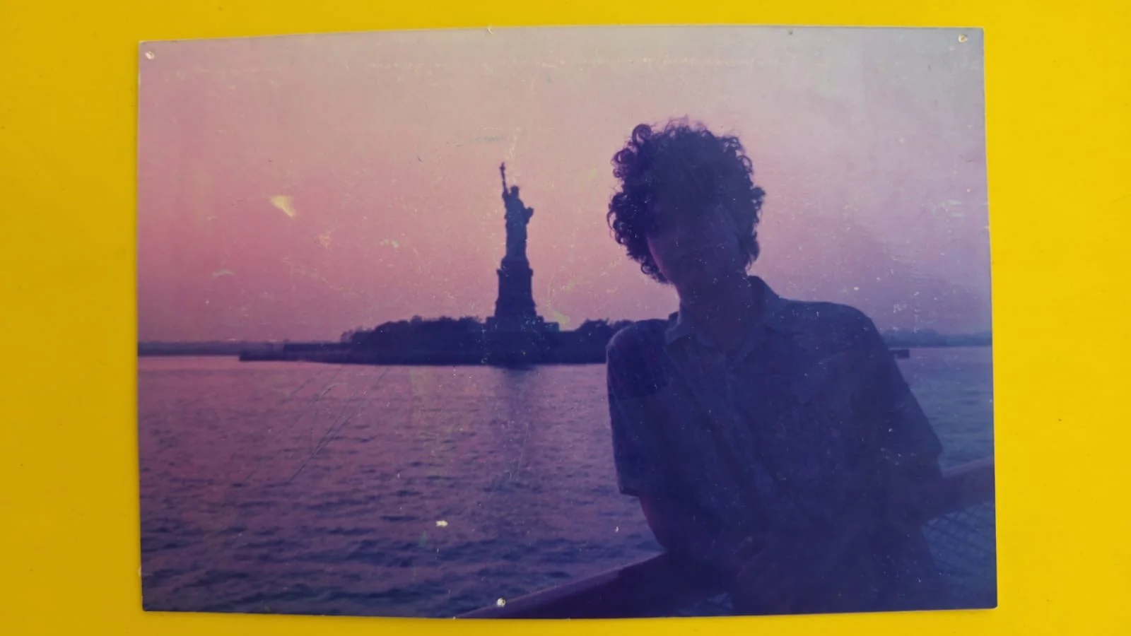 Foto antiga de viagem com a Estátua da Liberdade ao fundo
