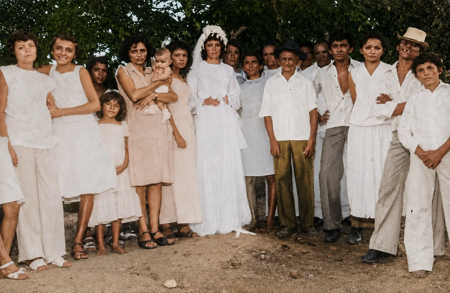 Foto de casamento em grupo restaurada e colorida