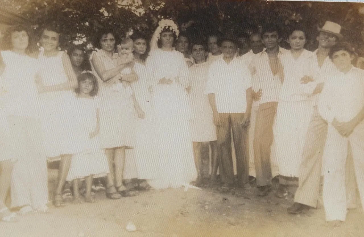 Foto antiga de casamento em grupo desbotada