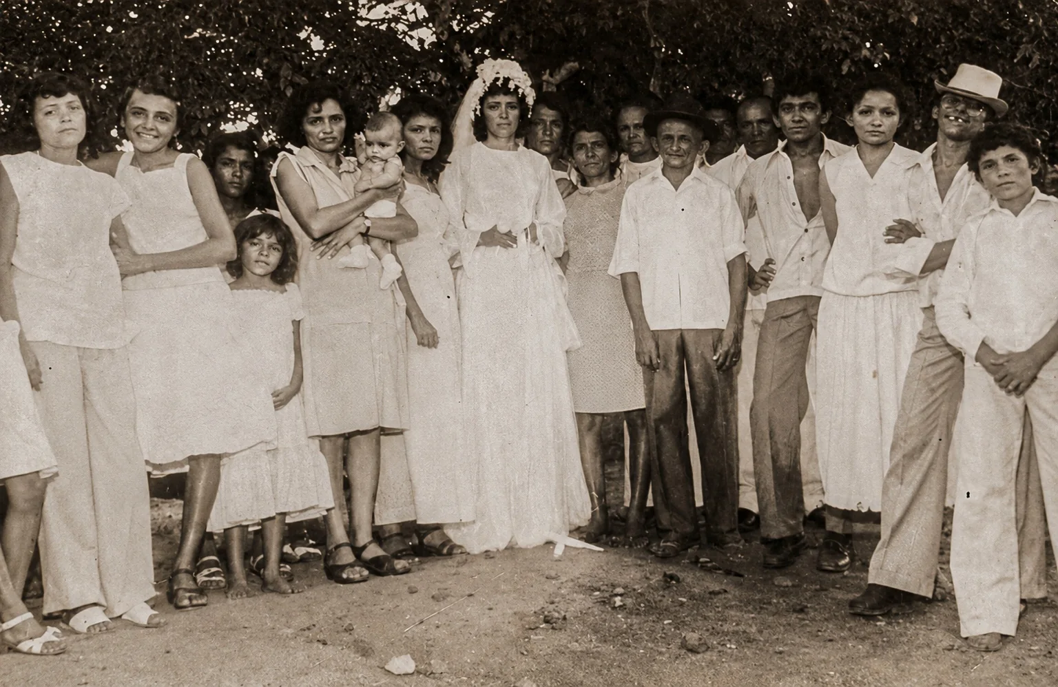 Foto de casamento coletiva restaurada em preto e branco