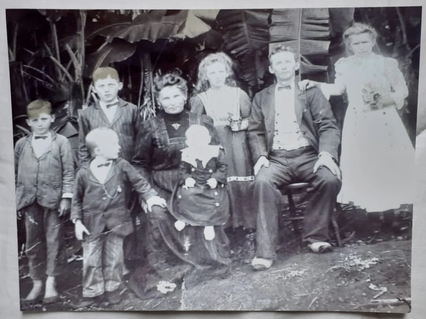 Foto original antiga de uma família em preto e branco, com perda de luz e contraste