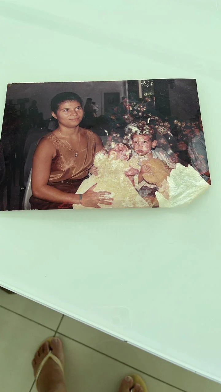 Foto original de mãe com bebê e criança, deteriorada na parte inferior