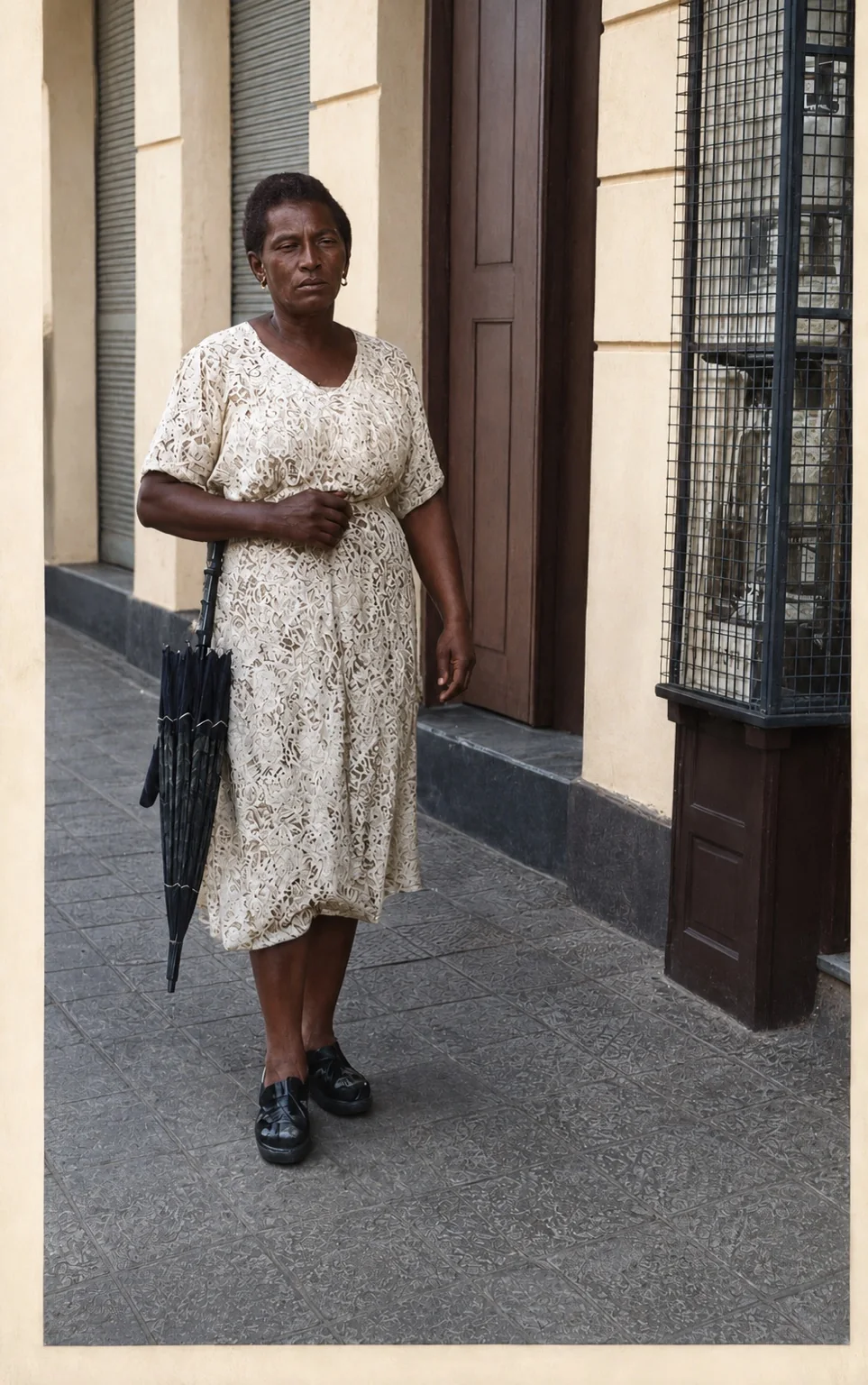 Foto restaurada e colorida de uma mulher segurando uma sombrinha